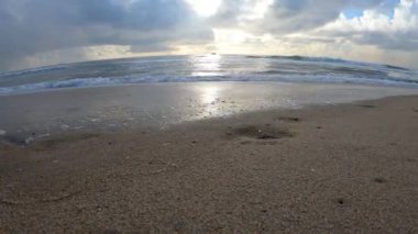 Gopro Hero 7 siyah 4k düzenlenmemiş, 60 fps 'lik güzel göz alıcı ve büyüleyici marina sahili dalgaları, Chennai, Tamil nadu, Hindistan. Marina sahili dünyanın en uzun ikinci plajı..