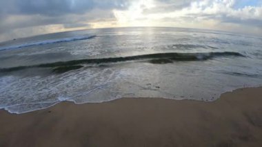 Gopro Hero 7 siyah 4k düzenlenmemiş, 60 fps 'lik güzel göz alıcı ve büyüleyici marina sahili dalgaları, Chennai, Tamil nadu, Hindistan. Marina sahili dünyanın en uzun ikinci plajı..