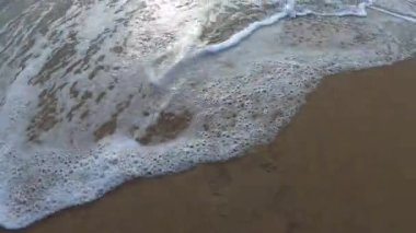 Gopro Hero 7 siyah 4k düzenlenmemiş, 60 fps 'lik güzel göz alıcı ve büyüleyici marina sahili dalgaları, Chennai, Tamil nadu, Hindistan. Marina sahili dünyanın en uzun ikinci plajı..
