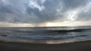 Gopro Hero 7 siyah 4k düzenlenmemiş, 60 fps 'lik güzel göz alıcı ve büyüleyici marina sahili dalgaları, Chennai, Tamil nadu, Hindistan. Marina sahili dünyanın en uzun ikinci plajı..
