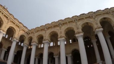 Gopro kahraman 7 siyah montajlanmamış güzel Hindu dini tapınağının içinde binlerce büyük sütunla görüntülenen görüntüler görüntüye güzellik katıyor, çok ünlü bir turist noktası ve seyahat noktası, daha fazla yabancı çekiyor..