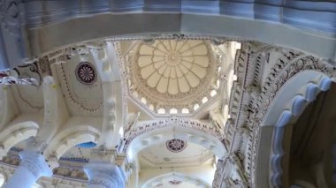 Gopro kahraman 7 siyah montajlanmamış güzel Hindu dini tapınağının içinde binlerce büyük sütunla görüntülenen görüntüler görüntüye güzellik katıyor, çok ünlü bir turist noktası ve seyahat noktası, daha fazla yabancı çekiyor..