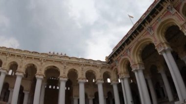 Gopro kahraman 7 siyah montajlanmamış güzel Hindu dini tapınağının içinde binlerce büyük sütunla görüntülenen görüntüler görüntüye güzellik katıyor, çok ünlü bir turist noktası ve seyahat noktası, daha fazla yabancı çekiyor..