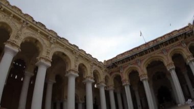 Gopro kahraman 7 siyah montajlanmamış güzel Hindu dini tapınağının içinde binlerce büyük sütunla görüntülenen görüntüler görüntüye güzellik katıyor, çok ünlü bir turist noktası ve seyahat noktası, daha fazla yabancı çekiyor..