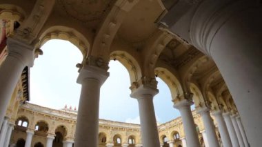 Gopro kahraman 7 siyah montajlanmamış güzel Hindu dini tapınağının içinde binlerce büyük sütunla görüntülenen görüntüler görüntüye güzellik katıyor, çok ünlü bir turist noktası ve seyahat noktası, daha fazla yabancı çekiyor..