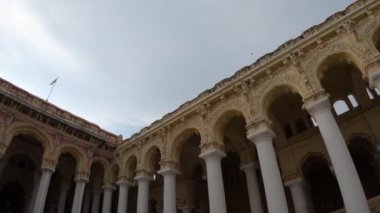 Gopro kahraman 7 siyah montajlanmamış güzel Hindu dini tapınağının içinde binlerce büyük sütunla görüntülenen görüntüler görüntüye güzellik katıyor, çok ünlü bir turist noktası ve seyahat noktası, daha fazla yabancı çekiyor..