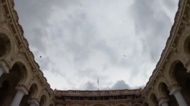 Gopro kahraman 7 siyah montajlanmamış güzel Hindu dini tapınağının içinde binlerce büyük sütunla görüntülenen görüntüler görüntüye güzellik katıyor, çok ünlü bir turist noktası ve seyahat noktası, daha fazla yabancı çekiyor..