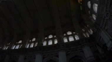 Gopro kahraman 7 siyah montajlanmamış güzel Hindu dini tapınağının içinde binlerce büyük sütunla görüntülenen görüntüler görüntüye güzellik katıyor, çok ünlü bir turist noktası ve seyahat noktası, daha fazla yabancı çekiyor..