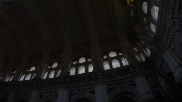 ゴプロヒーロー7黒編集されていない何千もの巨大な柱で見られる美しいヒンズー教の寺院内の映画のフッテージは 非常に有名な観光スポットや旅行先に美しさを追加し より多くの外国人を魅了します — ストック動画