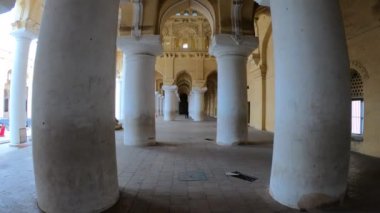 Gopro kahraman 7 siyah montajlanmamış güzel Hindu dini tapınağının içinde binlerce büyük sütunla görüntülenen görüntüler görüntüye güzellik katıyor, çok ünlü bir turist noktası ve seyahat noktası, daha fazla yabancı çekiyor..