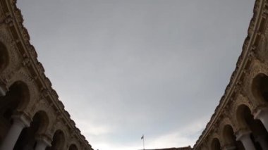 Gopro kahraman 7 siyah montajlanmamış güzel Hindu dini tapınağının içinde binlerce büyük sütunla görüntülenen görüntüler görüntüye güzellik katıyor, çok ünlü bir turist noktası ve seyahat noktası, daha fazla yabancı çekiyor..