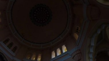 Gopro kahraman 7 siyah montajlanmamış güzel Hindu dini tapınağının içinde binlerce büyük sütunla görüntülenen görüntüler görüntüye güzellik katıyor, çok ünlü bir turist noktası ve seyahat noktası, daha fazla yabancı çekiyor..