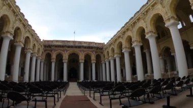 Gopro kahraman 7 siyah montajlanmamış güzel Hindu dini tapınağının içinde binlerce büyük sütunla görüntülenen görüntüler görüntüye güzellik katıyor, çok ünlü bir turist noktası ve seyahat noktası, daha fazla yabancı çekiyor..