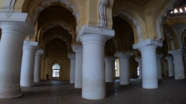 Gopro kahraman 7 siyah montajlanmamış güzel Hindu dini tapınağının içinde binlerce büyük sütunla görüntülenen görüntüler görüntüye güzellik katıyor, çok ünlü bir turist noktası ve seyahat noktası, daha fazla yabancı çekiyor..