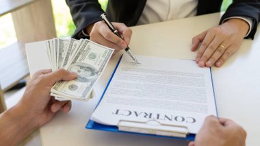 İş adamı rüşvet ve yolsuzluk için bir zarf aldı