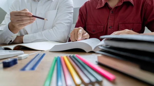 Leren helpen technologie concept. vrouw jong leraar of tuto — Stockfoto