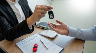 Ajan Broker elinde bir ulaşım mahkumu gösteren belge tutuyor.