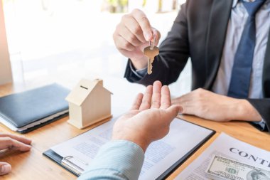 İşadamı ev mimarisi modeli Discu 'nun arkasında sözleşme imzaladı