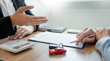 Ajan Broker elinde bir ulaşım mahkumu gösteren belge tutuyor.