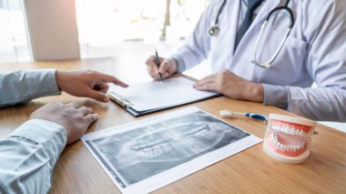 Sağlık ekibi tartışıyor, kadın hastayla konuşan sağlık hizmetleri, 