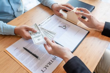 İşadamı ev mimarisi modeli Discu 'nun arkasında sözleşme imzaladı