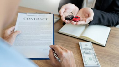 Ajan Broker elinde bir ulaşım mahkumu gösteren belge tutuyor.