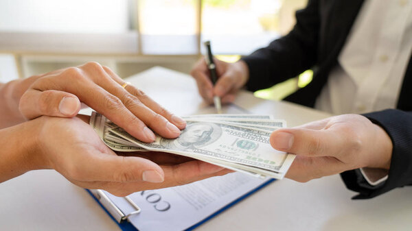 бизнесмен получает конверт для подкупа, деньги коррупция
