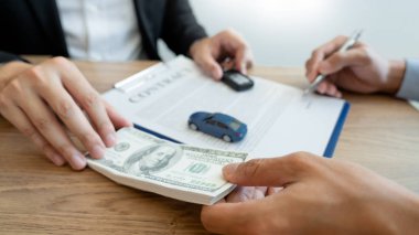 Ajan Broker elinde bir ulaşım mahkumu gösteren belge tutuyor.