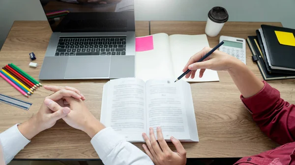 Leren helpen technologie concept. vrouw jong leraar of tuto — Stockfoto