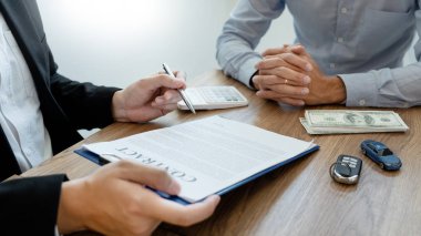 Ajan Broker elinde bir ulaşım mahkumu gösteren belge tutuyor.