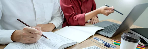 Teknoloji konseptine yardım etmek. Genç kadın öğretmen veya tuto.