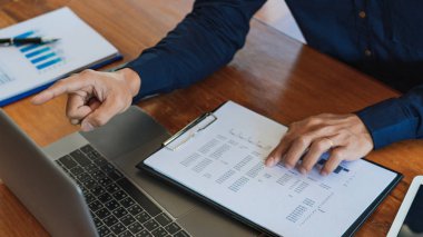 Klavyede yazarak erkek ellerinin yakın çekim Compute Sit Üzerinde Çalışma