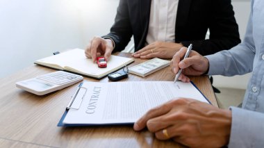 Ajan Broker elinde bir ulaşım mahkumu gösteren belge tutuyor.
