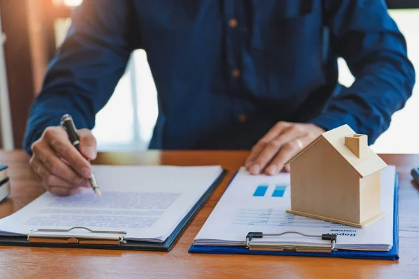 Müşteri danışmanlık veren gayrimenkul Broker veya satış ajanı