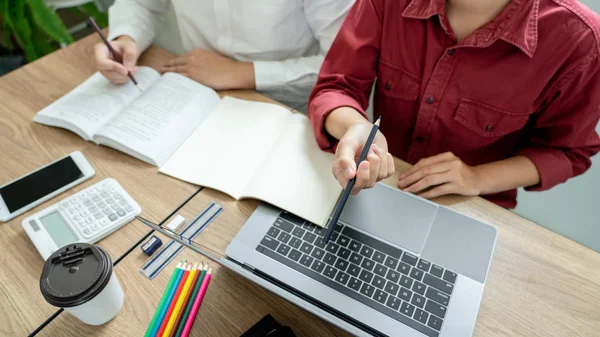 Leren helpen technologie concept. vrouw jong leraar of tuto — Stockfoto