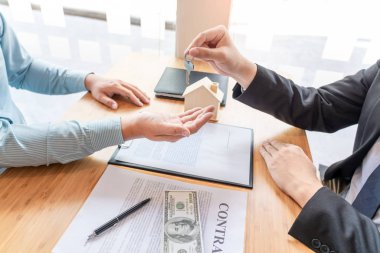 İşadamı ev mimarisi modeli Discu 'nun arkasında sözleşme imzaladı