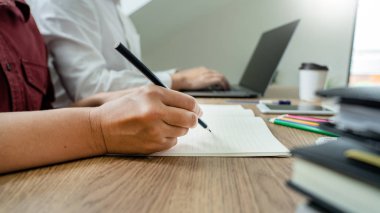 Teknoloji konseptine yardım etmek. Genç kadın öğretmen veya tuto.