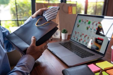 Adam kredi kartı ile ödeme ve onlin için güvenlik kodu girme