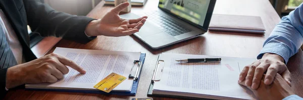 Concetto di pianificazione finanziaria, i colleghi investitori discutono piano — Foto Stock