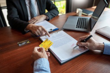 Finansal Planlama konsepti, yatırımcı meslektaşlar planı tartışıyor 