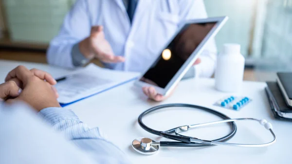 Doktor tıbbi konsültasyon yapıyor. 