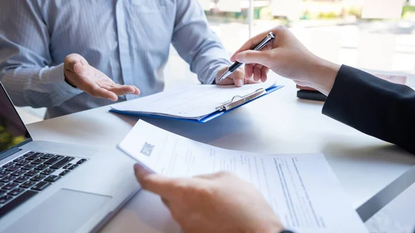 Interview de baan en het inhuren, mannen kandidaat bij sollicitatiegesprek exp — Stockfoto