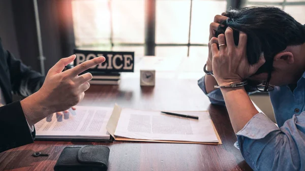 Suspeito com algemas sendo entrevistado na sala de interrogatório b — Fotografia de Stock