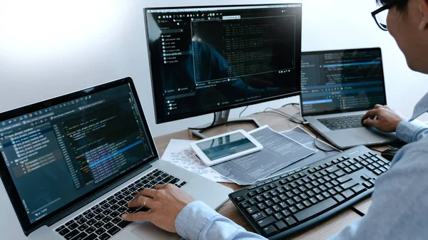 Programador digitando código no computador desktop, desenvolvendo programmi — Fotografia de Stock