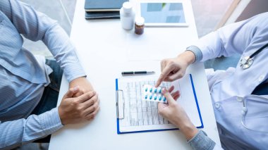 Doktor açıklayan ve bir hasta tıbbi bir Danışma veren