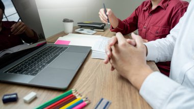 Teknoloji konseptine yardım etmek. Genç kadın öğretmen veya tuto.