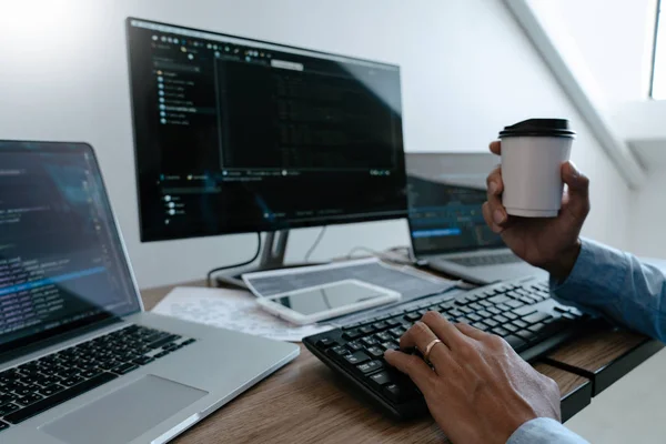 Programador trabalhando no computador no escritório de TI digitando codificação de dados i — Fotografia de Stock