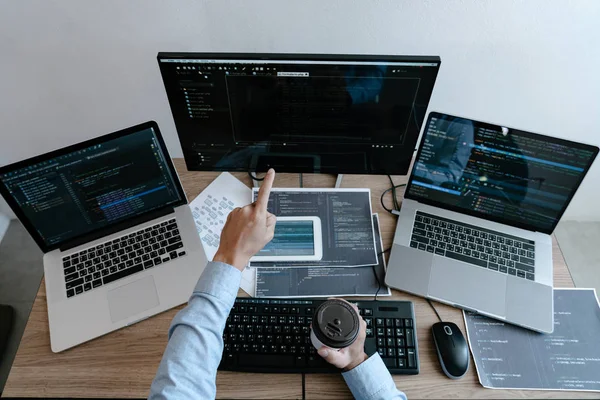 Programmer Mengetik Kode pada komputer desktop, Mengembangkan programmi — Stok Foto