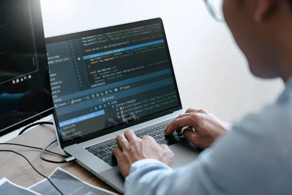 Programmer Mengetik Kode pada komputer desktop, Mengembangkan programmi — Stok Foto