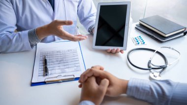 Doktor tıbbi konsültasyon yapıyor. 